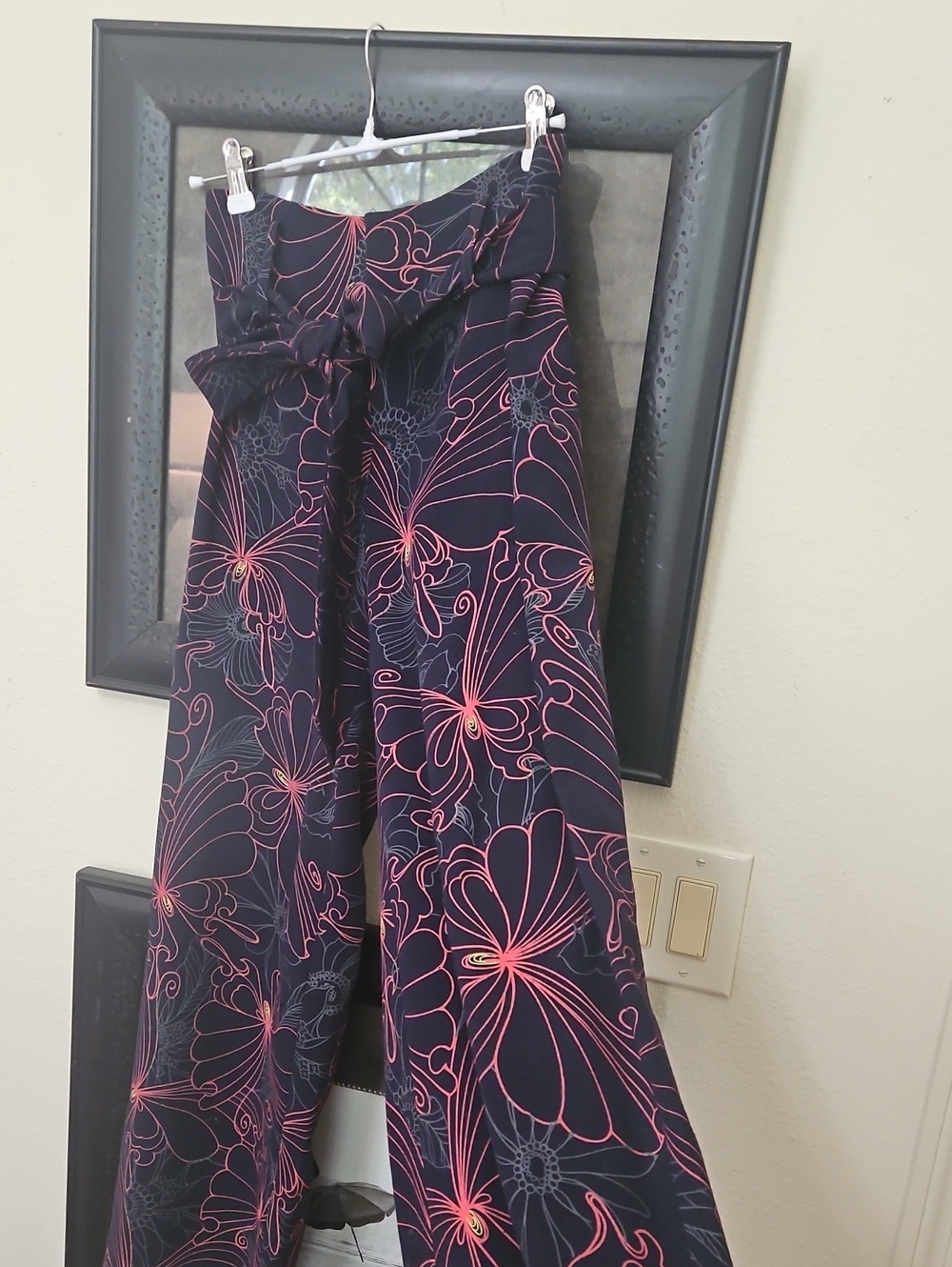 JJulie Brown New Youk Black Wide-Leg Floral Pants with Coral Outline